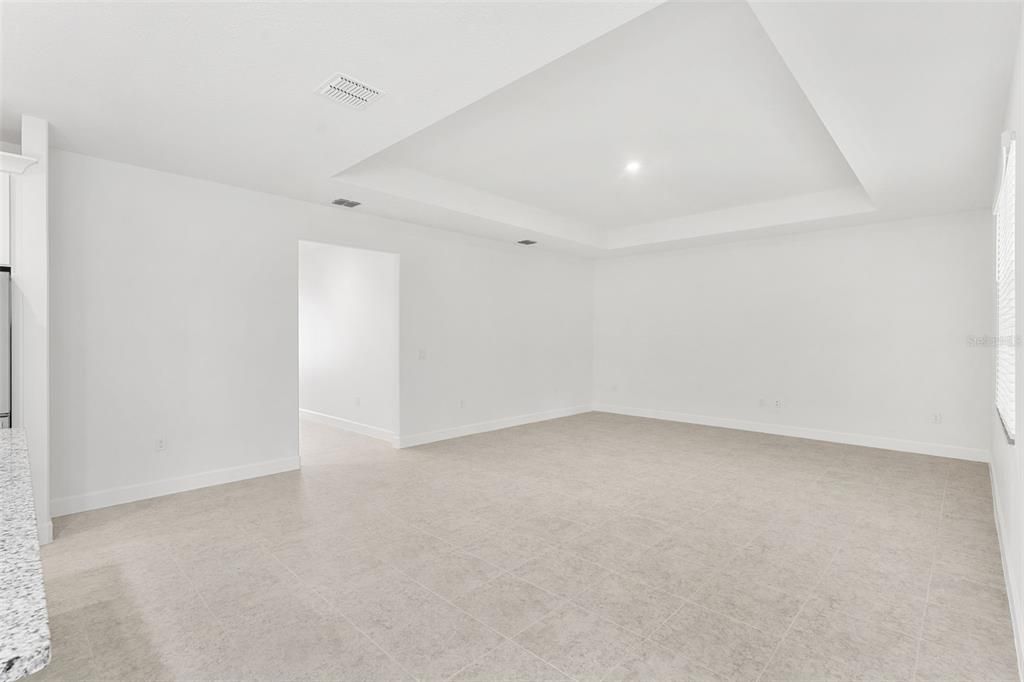 Activo con contrato: $405,500 (3 camas, 2 baños, 2148 Pies cuadrados)
