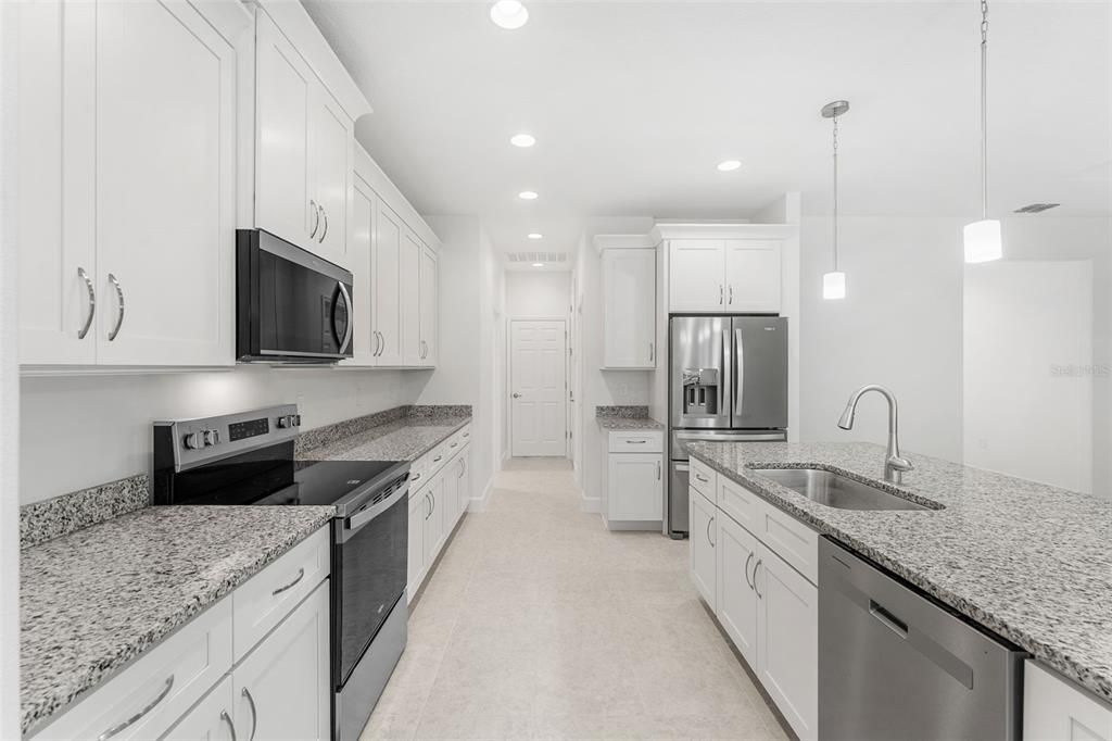 Activo con contrato: $405,500 (3 camas, 2 baños, 2148 Pies cuadrados)