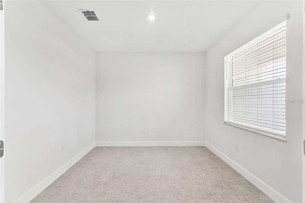 Activo con contrato: $405,500 (3 camas, 2 baños, 2148 Pies cuadrados)