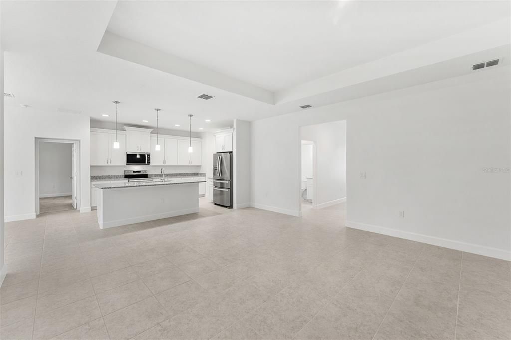 Activo con contrato: $405,500 (3 camas, 2 baños, 2148 Pies cuadrados)