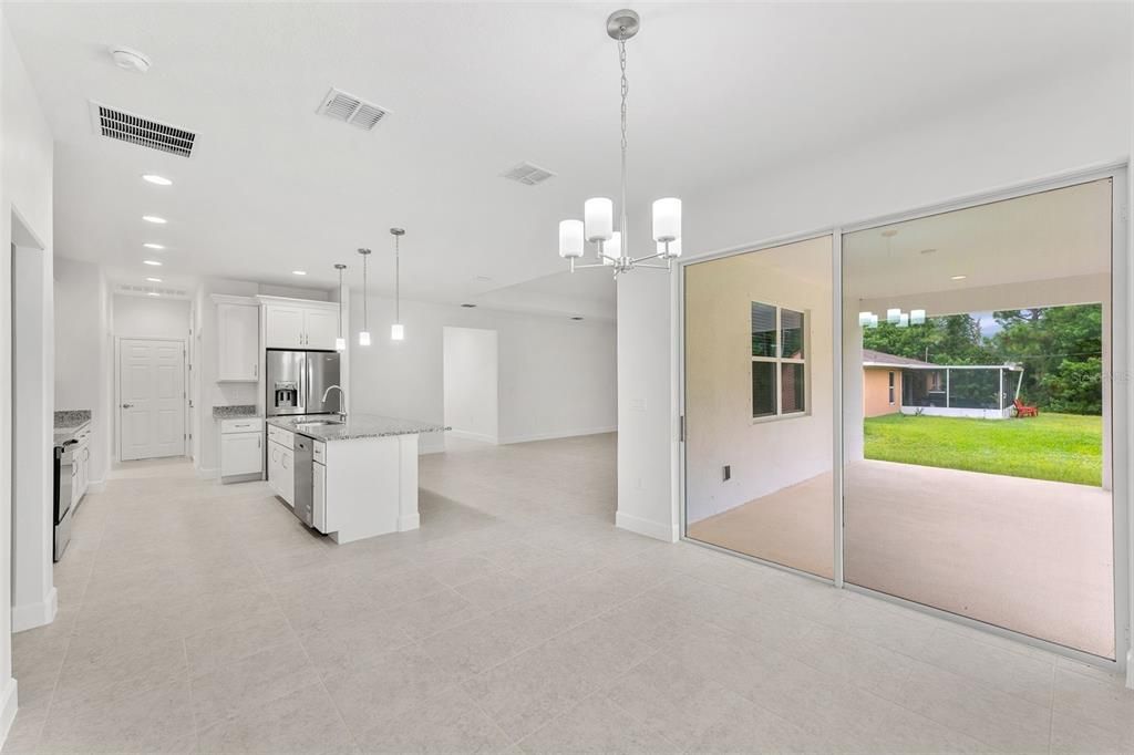 Activo con contrato: $405,500 (3 camas, 2 baños, 2148 Pies cuadrados)