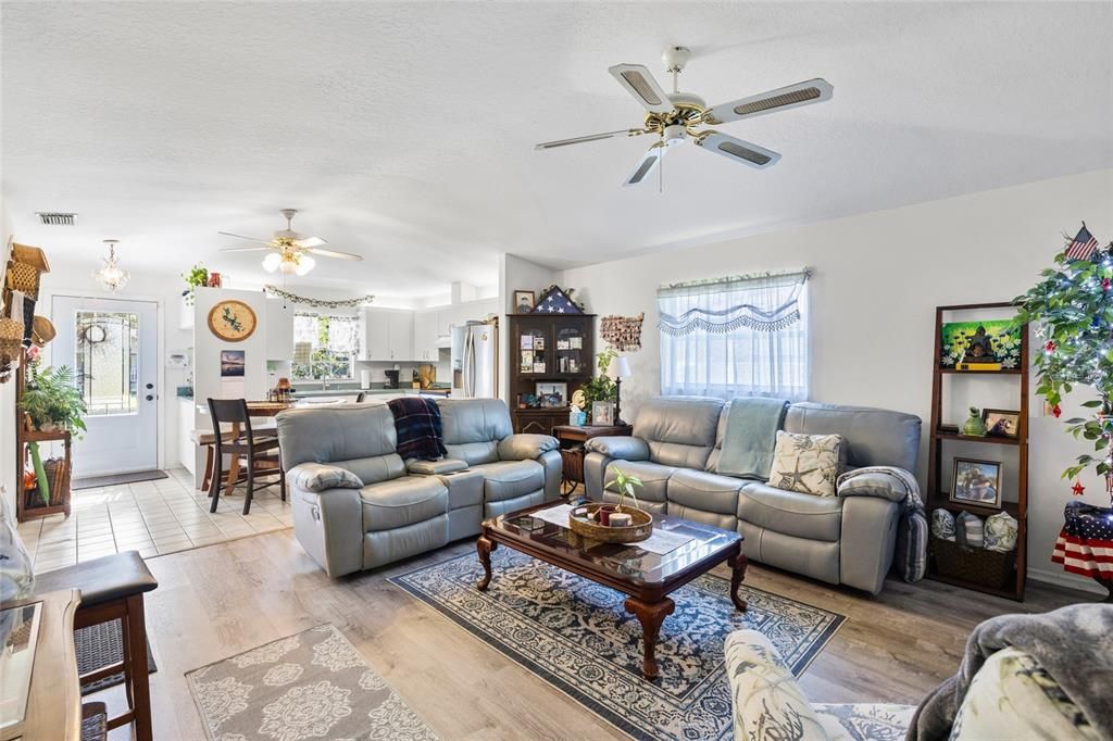 For Sale: $299,900 (3 beds, 2 baths, 1224 Square Feet)