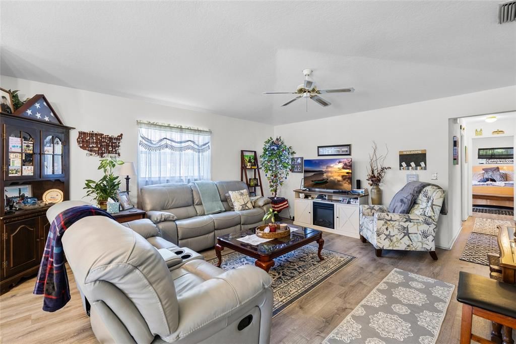 For Sale: $299,900 (3 beds, 2 baths, 1224 Square Feet)
