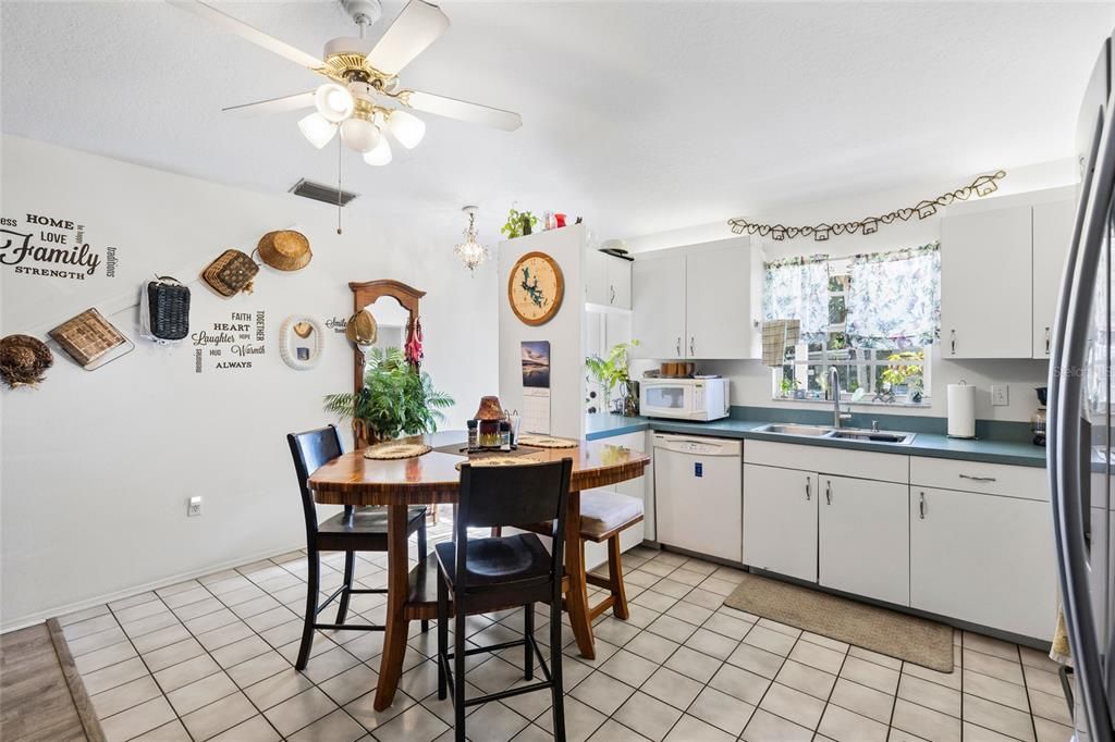 For Sale: $299,900 (3 beds, 2 baths, 1224 Square Feet)