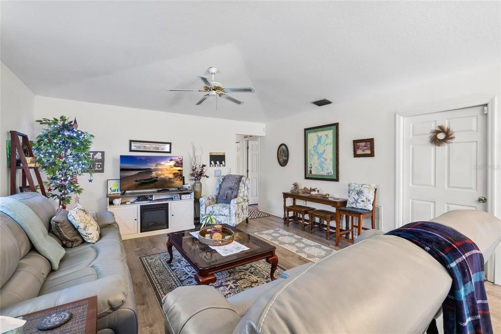 For Sale: $299,900 (3 beds, 2 baths, 1224 Square Feet)