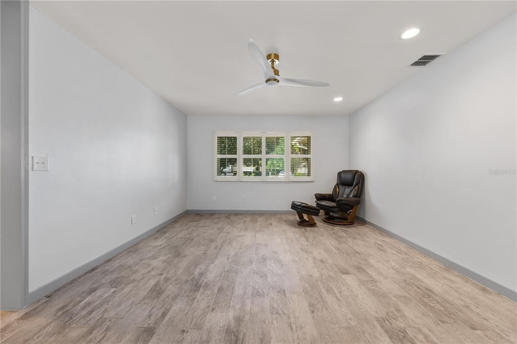 En Venta: $575,000 (4 camas, 2 baños, 1985 Pies cuadrados)