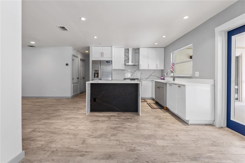 En Venta: $575,000 (4 camas, 2 baños, 1985 Pies cuadrados)