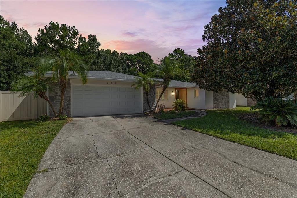 En Venta: $575,000 (4 camas, 2 baños, 1985 Pies cuadrados)