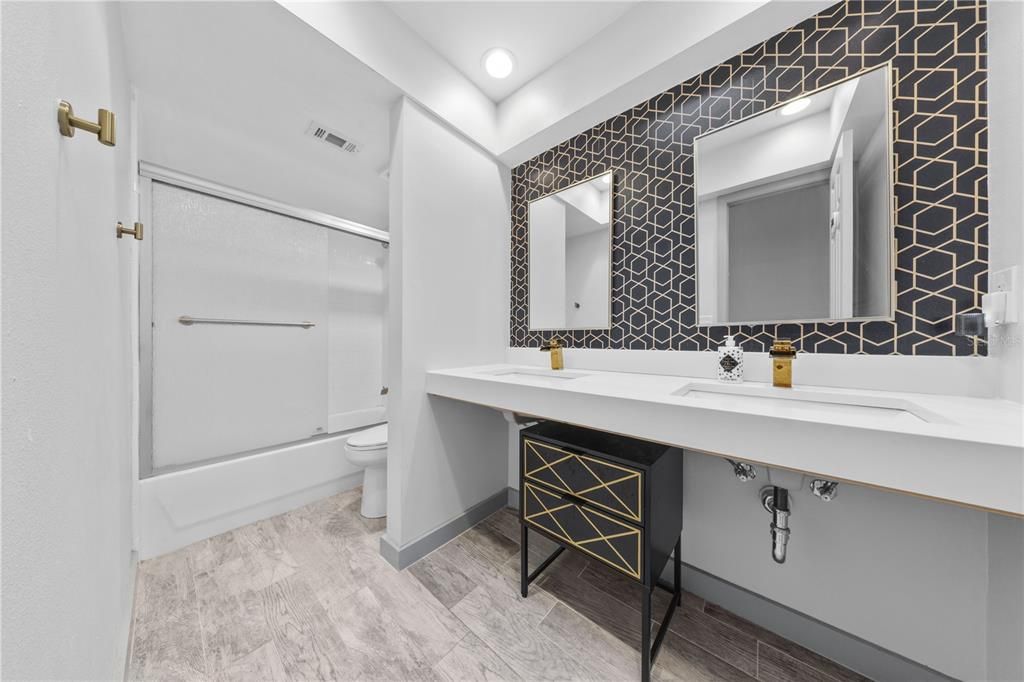 En Venta: $575,000 (4 camas, 2 baños, 1985 Pies cuadrados)