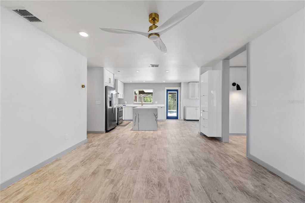 En Venta: $575,000 (4 camas, 2 baños, 1985 Pies cuadrados)