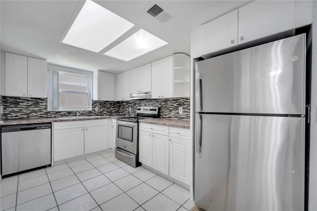 В аренду: $1,650 (2 спален, 2 ванн, 905 Квадратных фут)