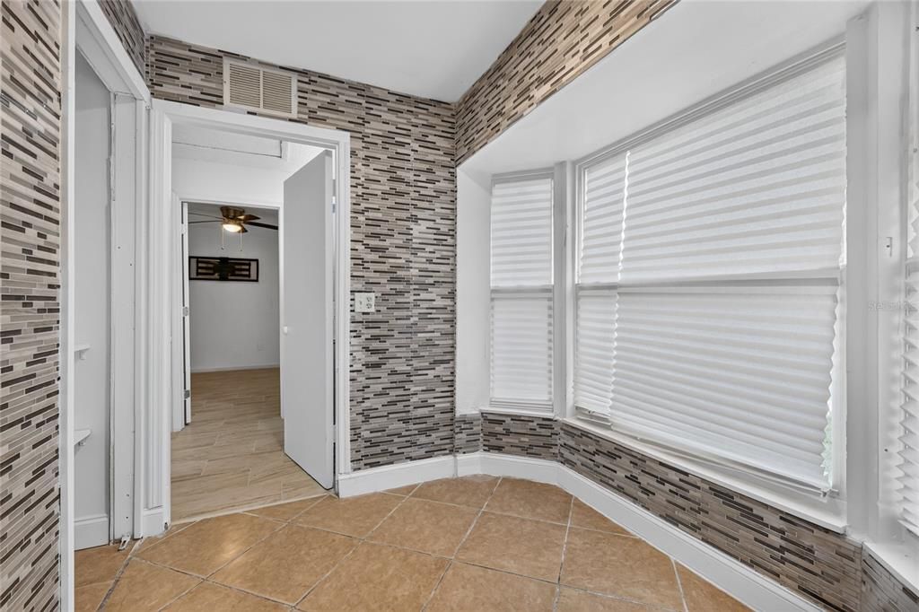 For Sale: $350,000 (4 beds, 2 baths, 1700 Square Feet)