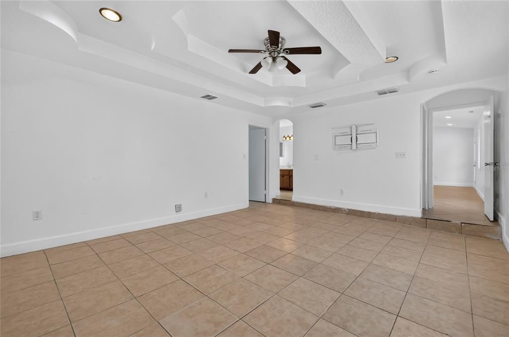 For Sale: $350,000 (4 beds, 2 baths, 1700 Square Feet)