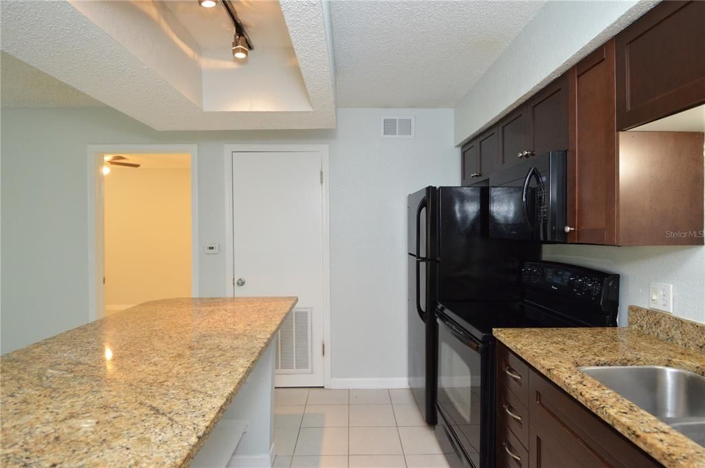 For Rent: $1,300 (1 beds, 1 baths, 500 Square Feet)