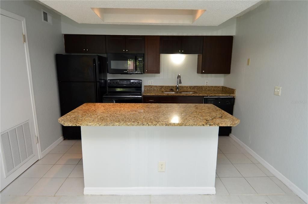 For Rent: $1,300 (1 beds, 1 baths, 500 Square Feet)