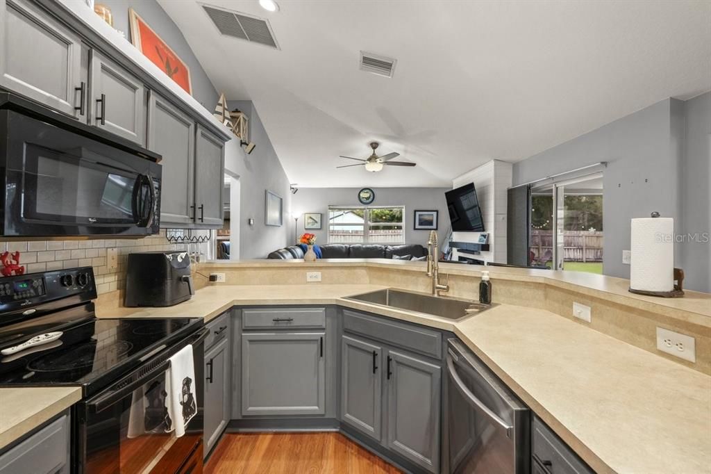 На продажу: $345,000 (3 спален, 2 ванн, 1646 Квадратных фут)