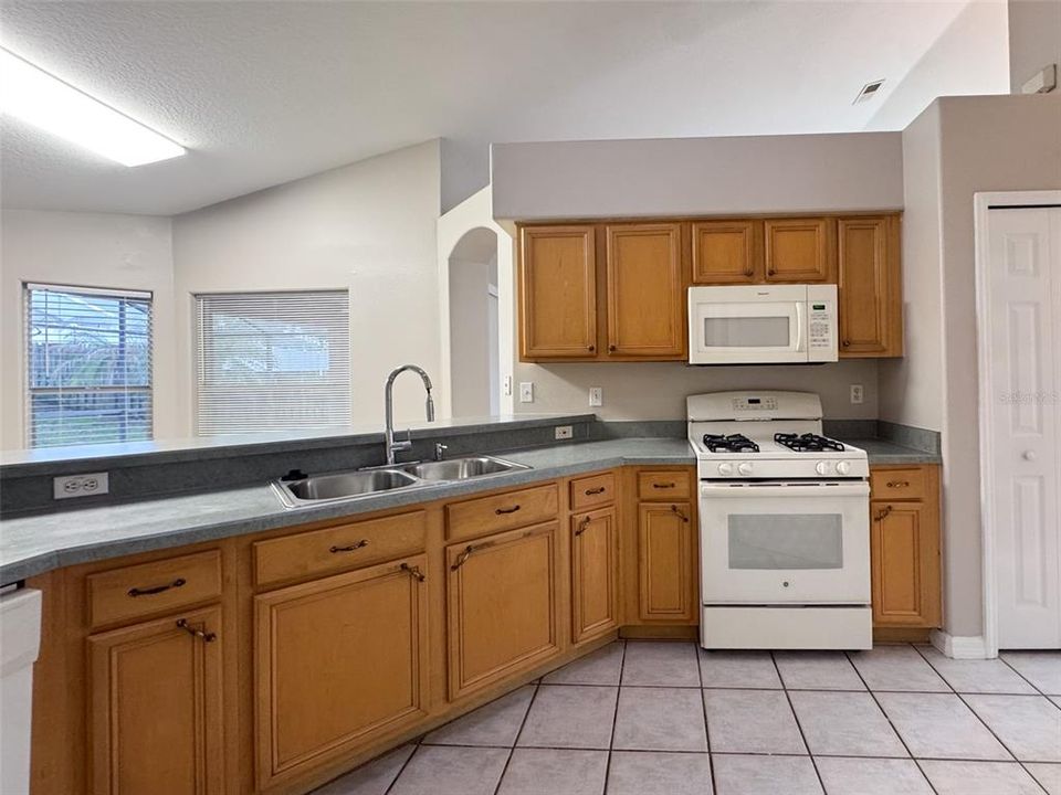 En Venta: $415,000 (4 camas, 3 baños, 2027 Pies cuadrados)