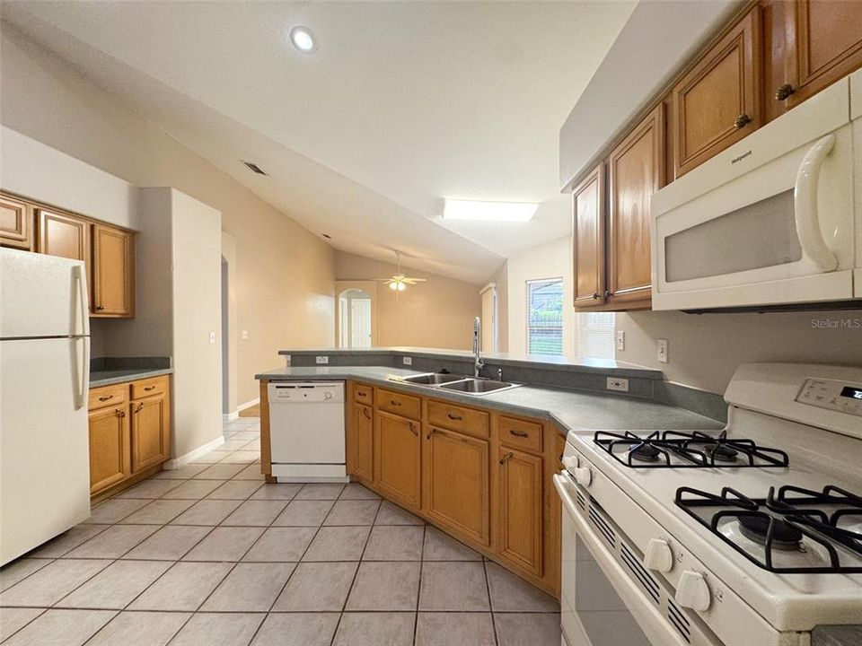 En Venta: $415,000 (4 camas, 3 baños, 2027 Pies cuadrados)