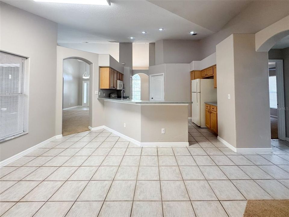 En Venta: $415,000 (4 camas, 3 baños, 2027 Pies cuadrados)