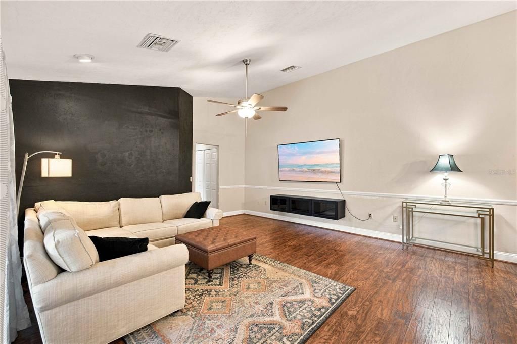For Rent: $2,200 (2 beds, 2 baths, 1367 Square Feet)