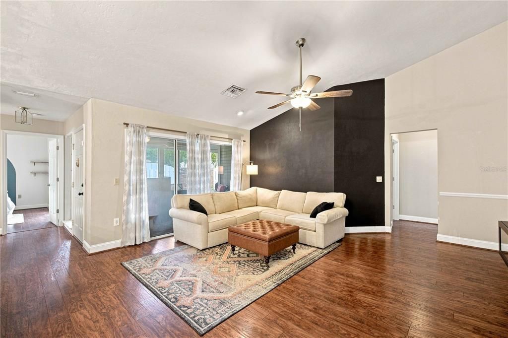 For Rent: $2,200 (2 beds, 2 baths, 1367 Square Feet)