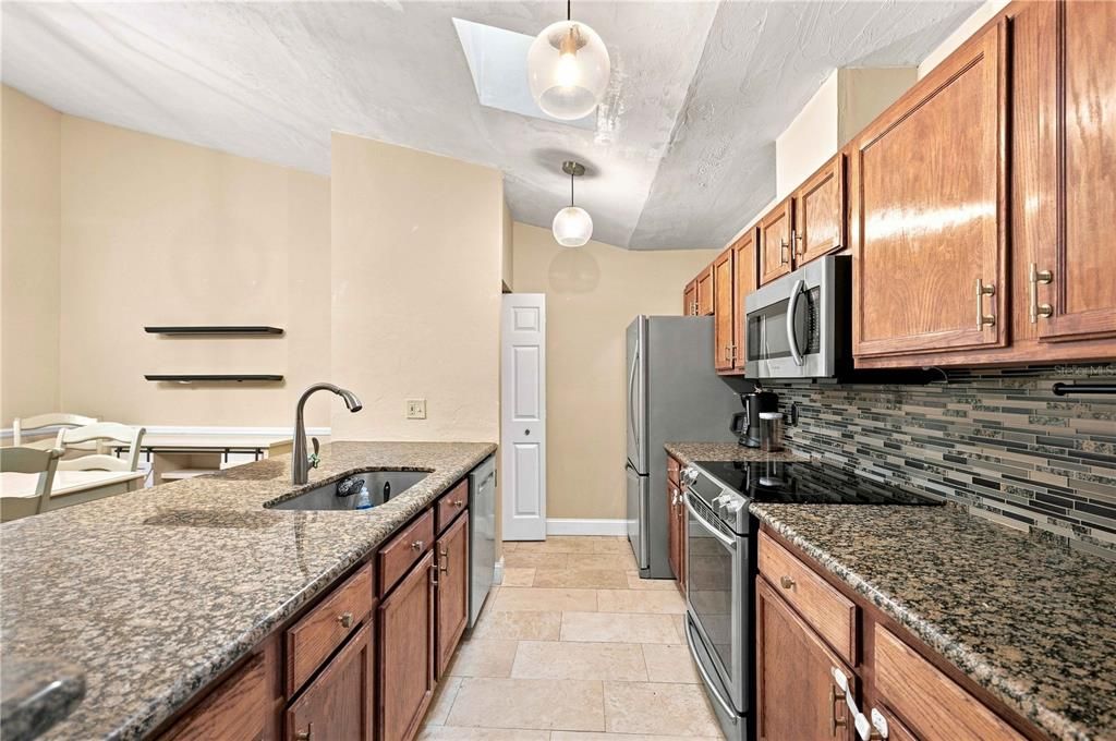 For Rent: $2,200 (2 beds, 2 baths, 1367 Square Feet)