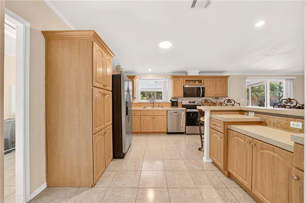 Activo con contrato: $239,000 (3 camas, 2 baños, 1800 Pies cuadrados)