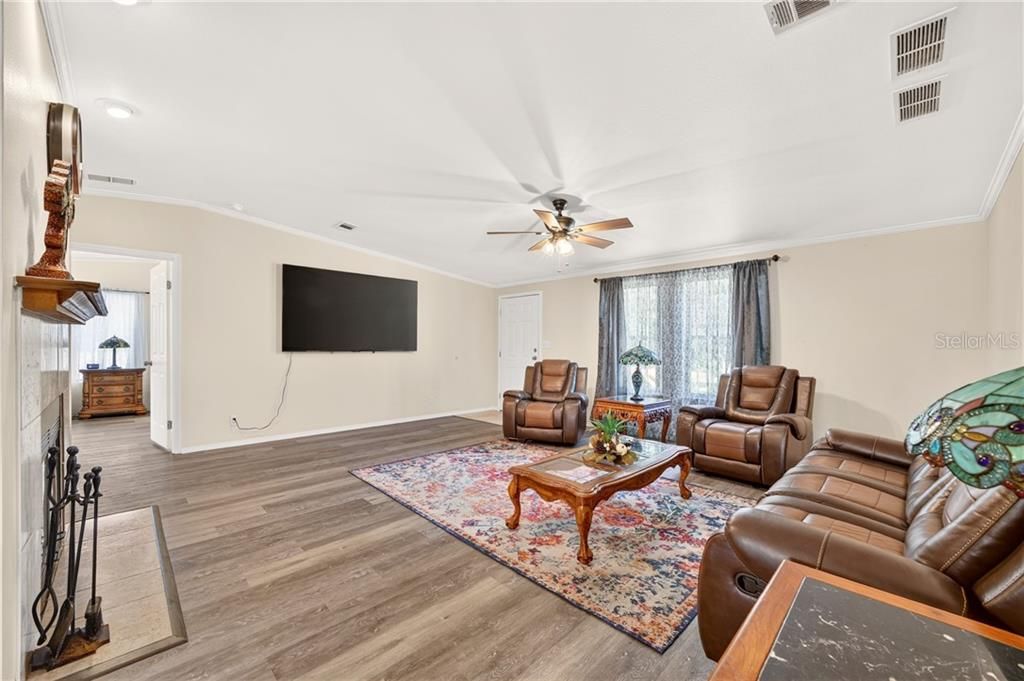 Activo con contrato: $239,000 (3 camas, 2 baños, 1800 Pies cuadrados)