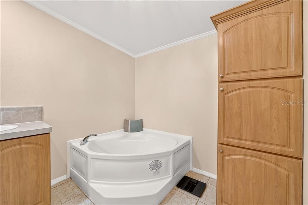 Activo con contrato: $239,000 (3 camas, 2 baños, 1800 Pies cuadrados)