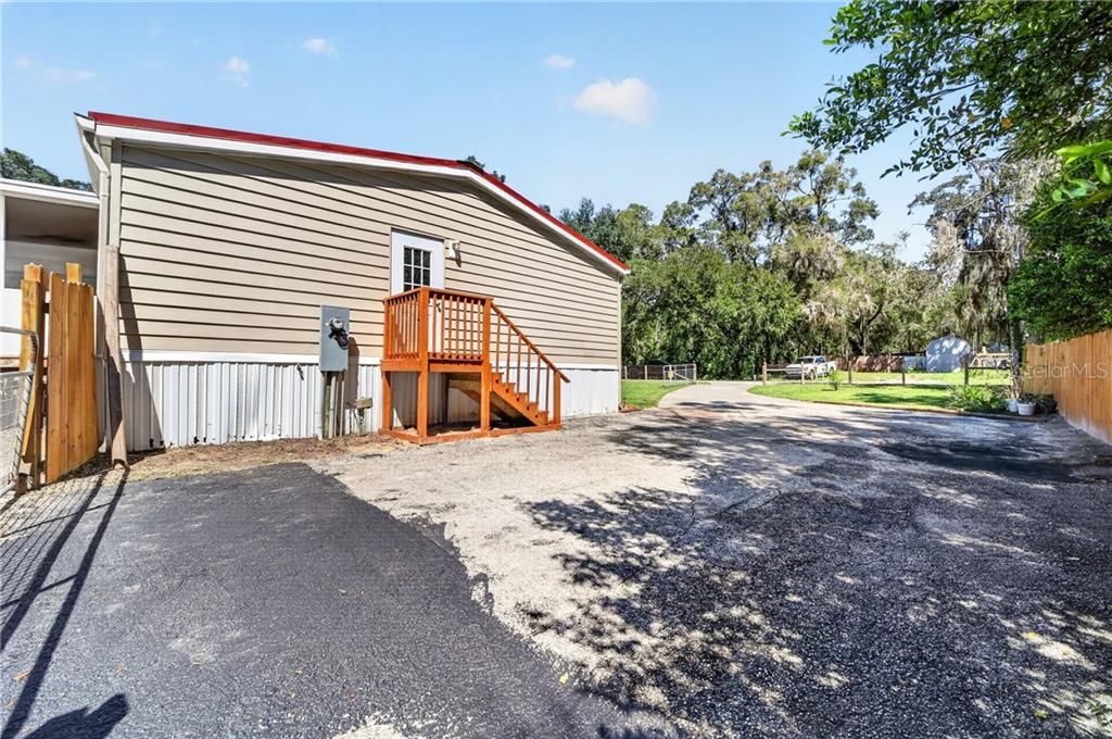 Activo con contrato: $239,000 (3 camas, 2 baños, 1800 Pies cuadrados)