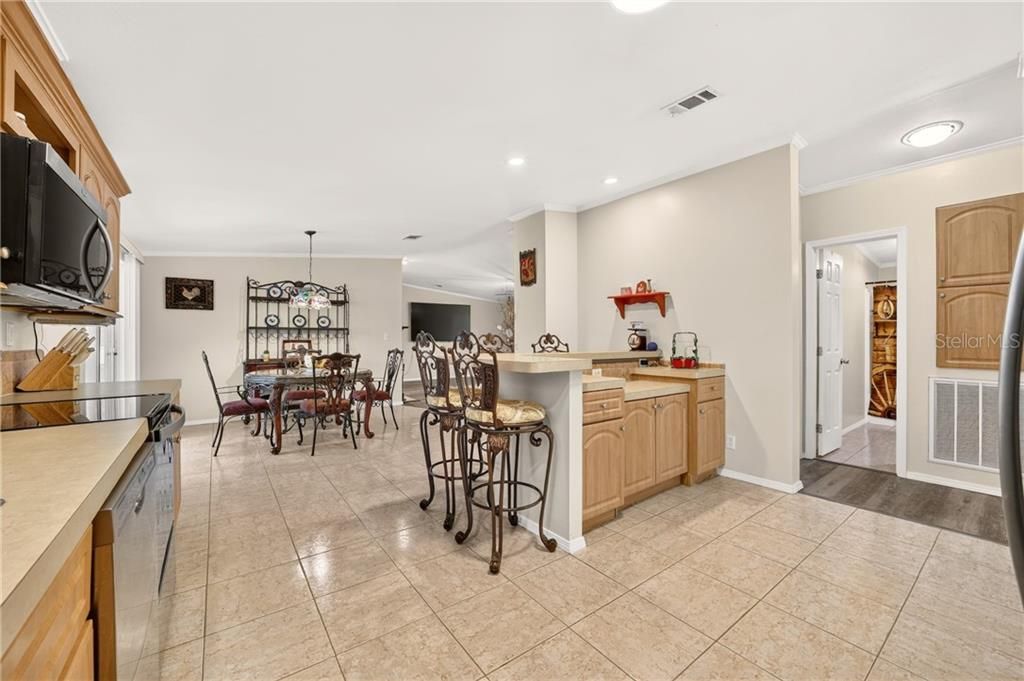 Activo con contrato: $239,000 (3 camas, 2 baños, 1800 Pies cuadrados)