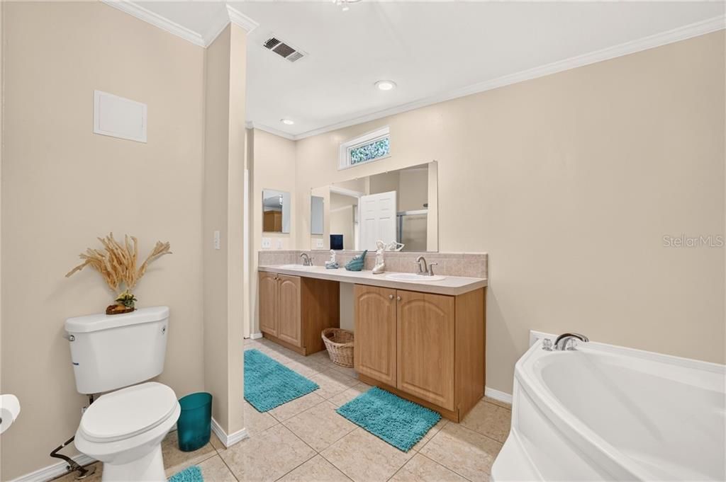 Activo con contrato: $239,000 (3 camas, 2 baños, 1800 Pies cuadrados)