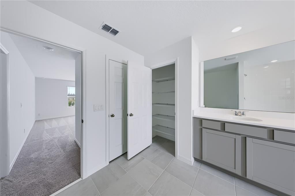 En Venta: $438,990 (4 camas, 3 baños, 2560 Pies cuadrados)
