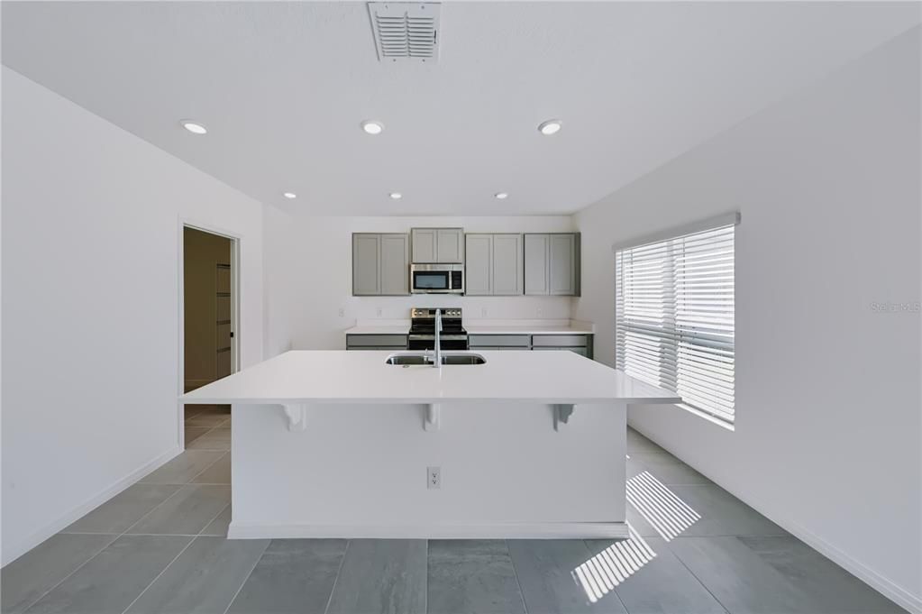 En Venta: $438,990 (4 camas, 3 baños, 2560 Pies cuadrados)