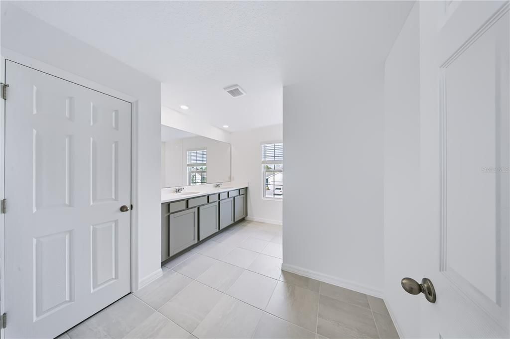 En Venta: $438,990 (4 camas, 3 baños, 2560 Pies cuadrados)