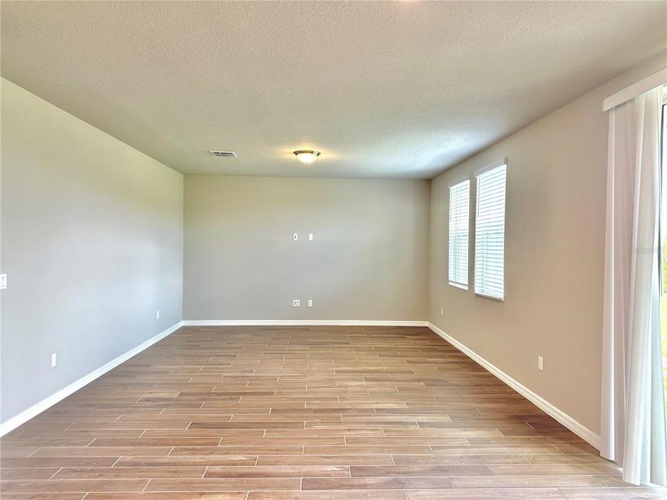 For Rent: $2,399 (4 beds, 2 baths, 2328 Square Feet)