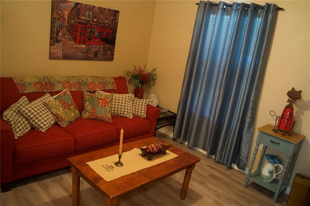 For Rent: $2,100 (3 beds, 2 baths, 1832 Square Feet)