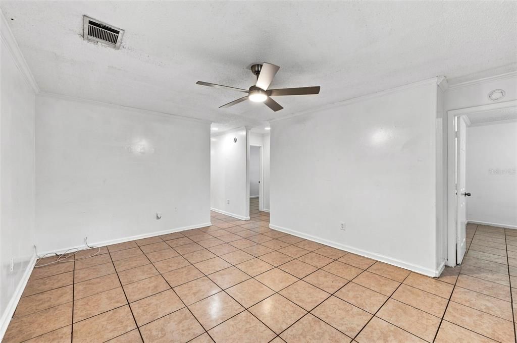 En Venta: $299,000 (4 camas, 2 baños, 1248 Pies cuadrados)