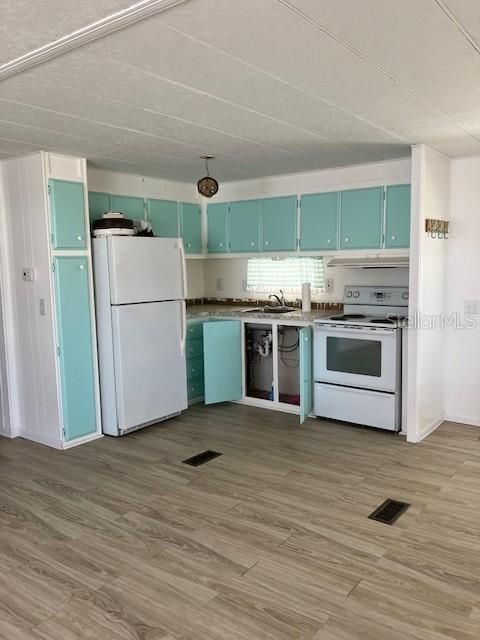 For Sale: $99,900 (2 beds, 2 baths, 960 Square Feet)