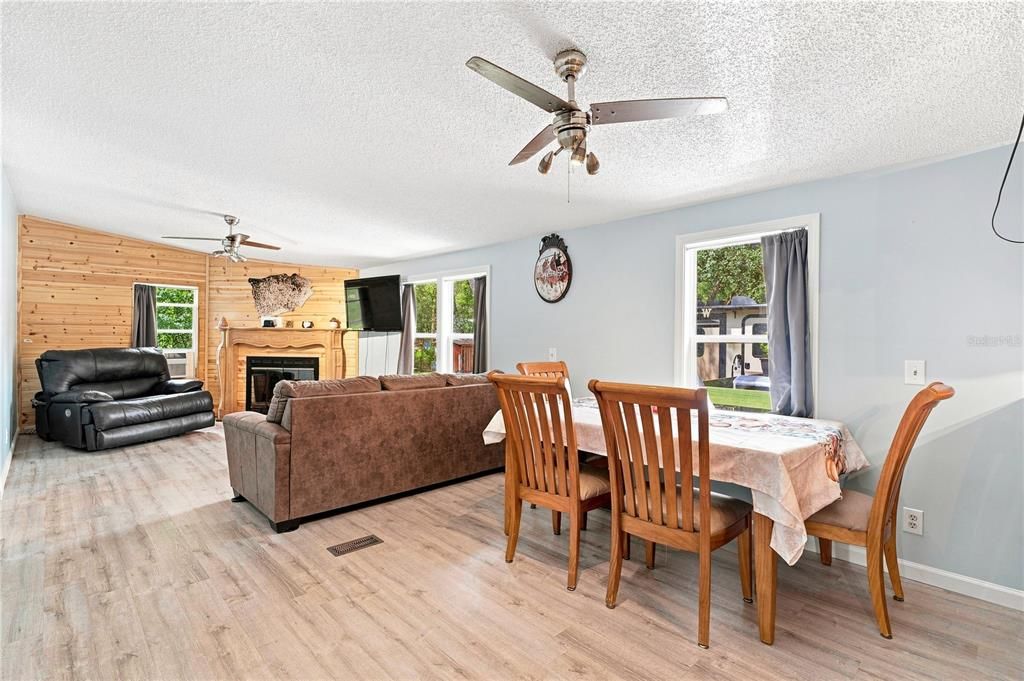 For Sale: $399,999 (3 beds, 2 baths, 1248 Square Feet)