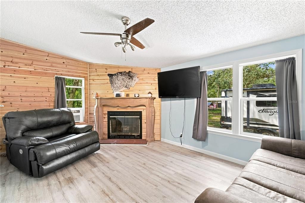 For Sale: $399,999 (3 beds, 2 baths, 1248 Square Feet)