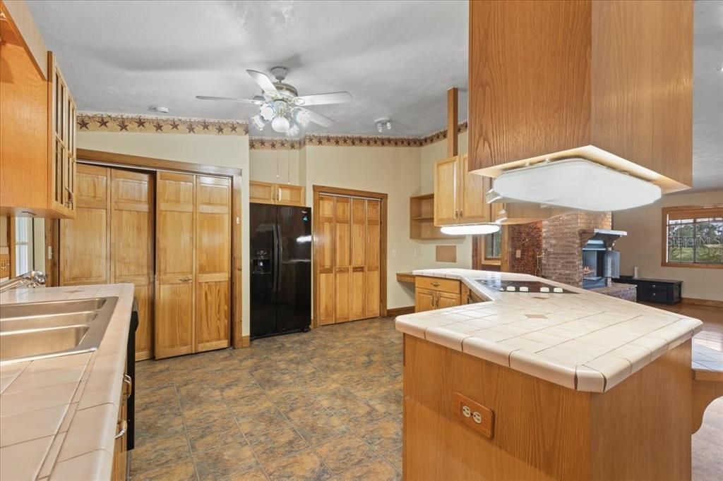 На продажу: $850,000 (4 спален, 3 ванн, 1932 Квадратных фут)