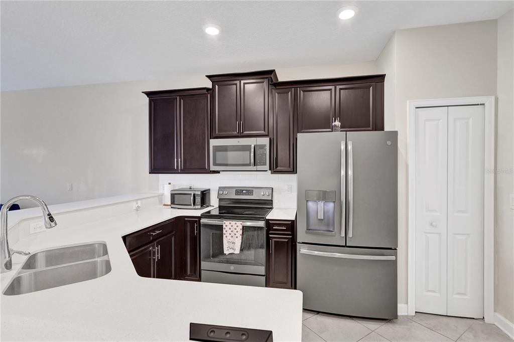 For Sale: $255,000 (2 beds, 2 baths, 1374 Square Feet)