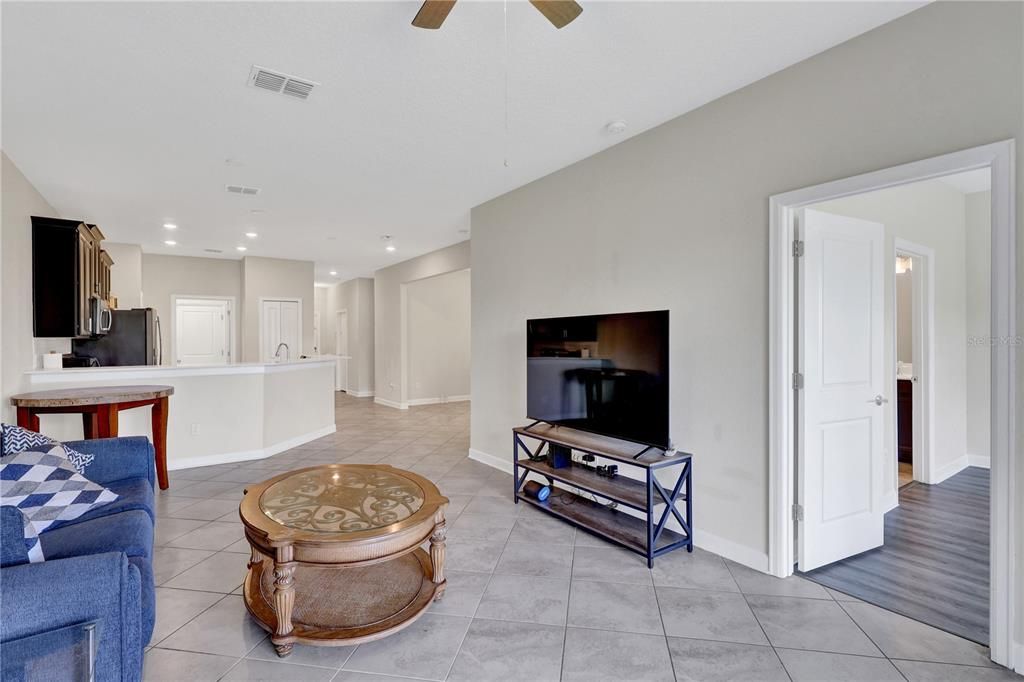 For Sale: $255,000 (2 beds, 2 baths, 1374 Square Feet)