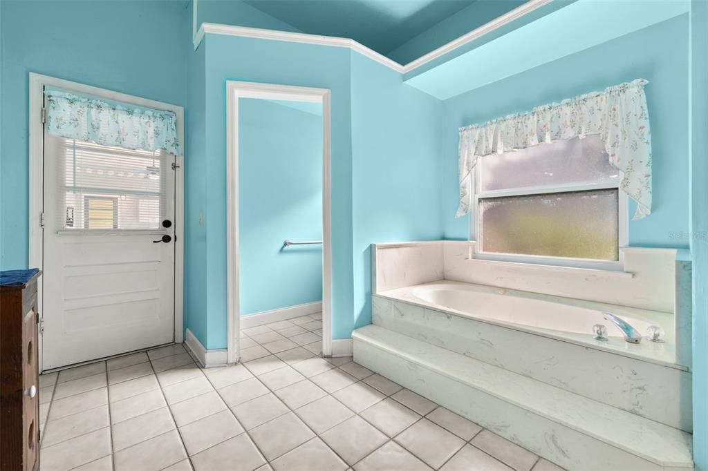 На продажу: $549,900 (4 спален, 2 ванн, 2413 Квадратных фут)