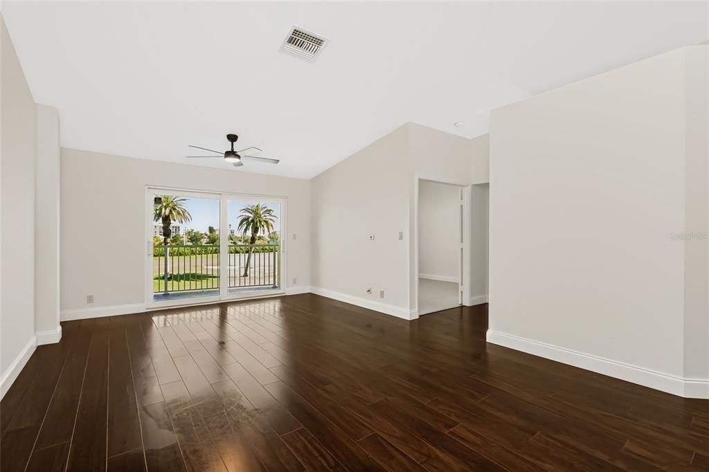 En Venta: $399,900 (2 camas, 2 baños, 1145 Pies cuadrados)
