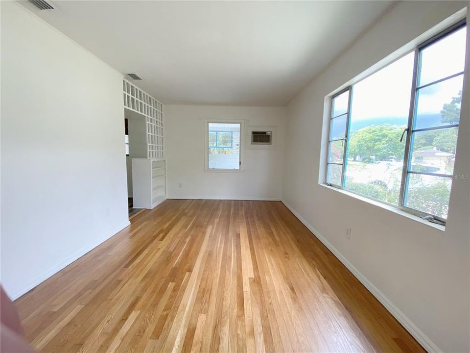 For Sale: $300,000 (2 beds, 1 baths, 897 Square Feet)