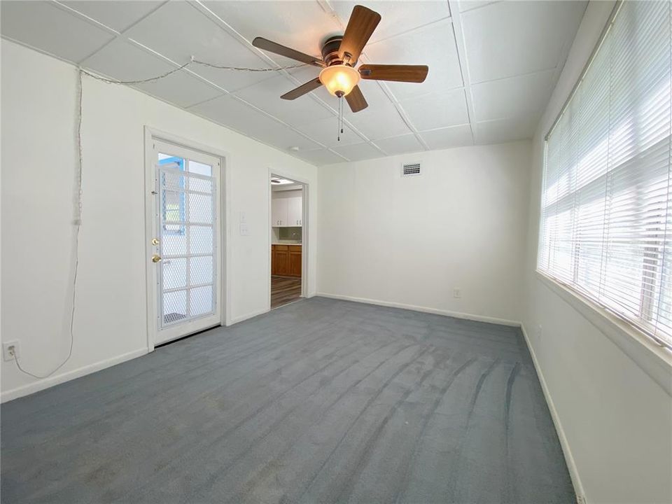For Sale: $300,000 (2 beds, 1 baths, 897 Square Feet)