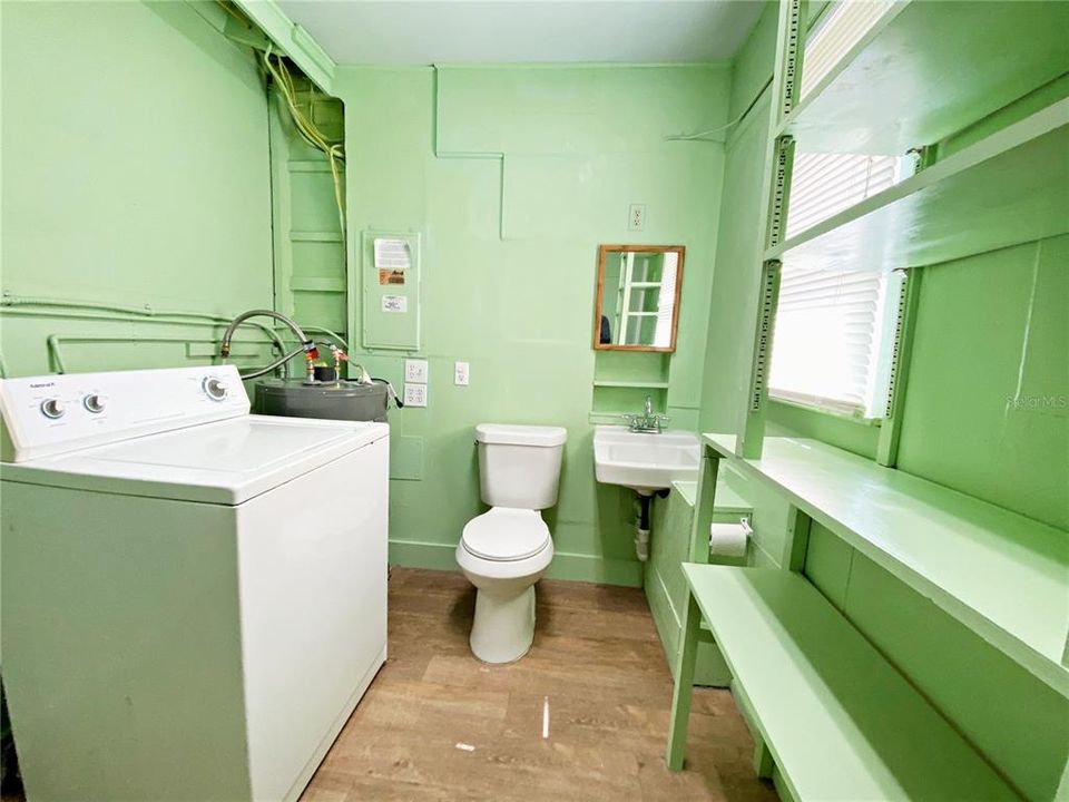 For Sale: $300,000 (2 beds, 1 baths, 897 Square Feet)