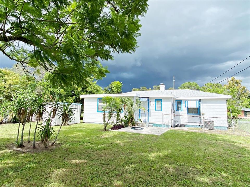 For Sale: $300,000 (2 beds, 1 baths, 897 Square Feet)